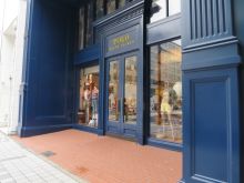 周辺は人通りが多いエ