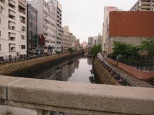 オフィスビル近くの川