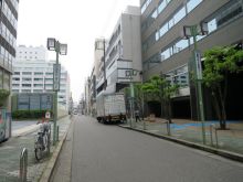 オフィスビル前面の通