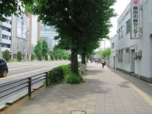 舗装された前面の歩道