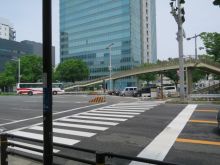 名駅通沿いに立地