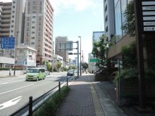 オフィスビル前の国道