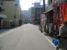 周辺はオフィスビル、飲食店が並ぶ