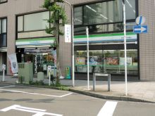 向かいにあるファミリーマート桜木町弁天橋店