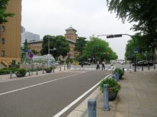 横浜情報文化センター前面の日本大通り