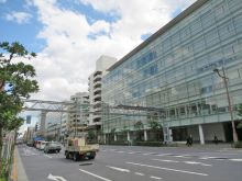 周辺はオフィスや店舗が多いエリア